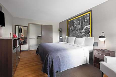 1 King Bed Mobility Accessible Room Bathtub w/Grab Bars Non-Smoking