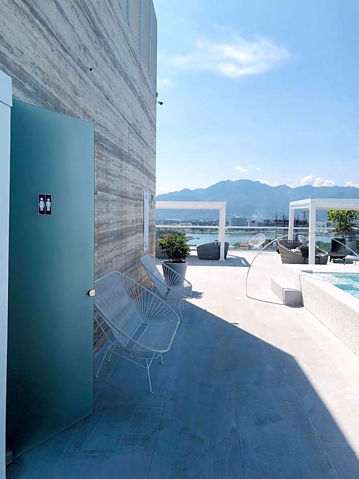 Luxurious Oceanfront condo with Unmatched Panoramic Views