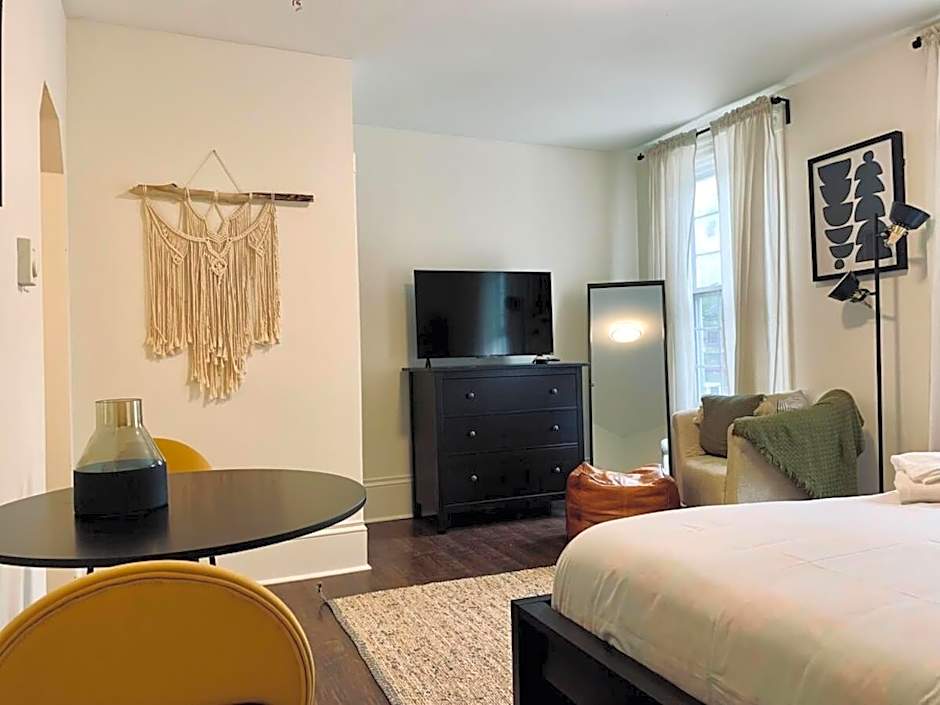 Pet-Friendly Lovely Studio #2 at Doggy Digs, Balcony