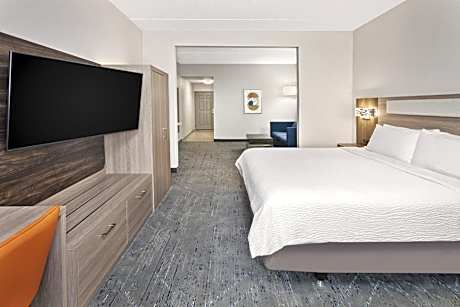 Suite with Mobility Accessible Tub - Non-Smoking