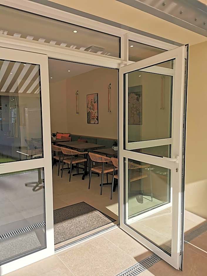 Bloom Hostel Bar & Garden