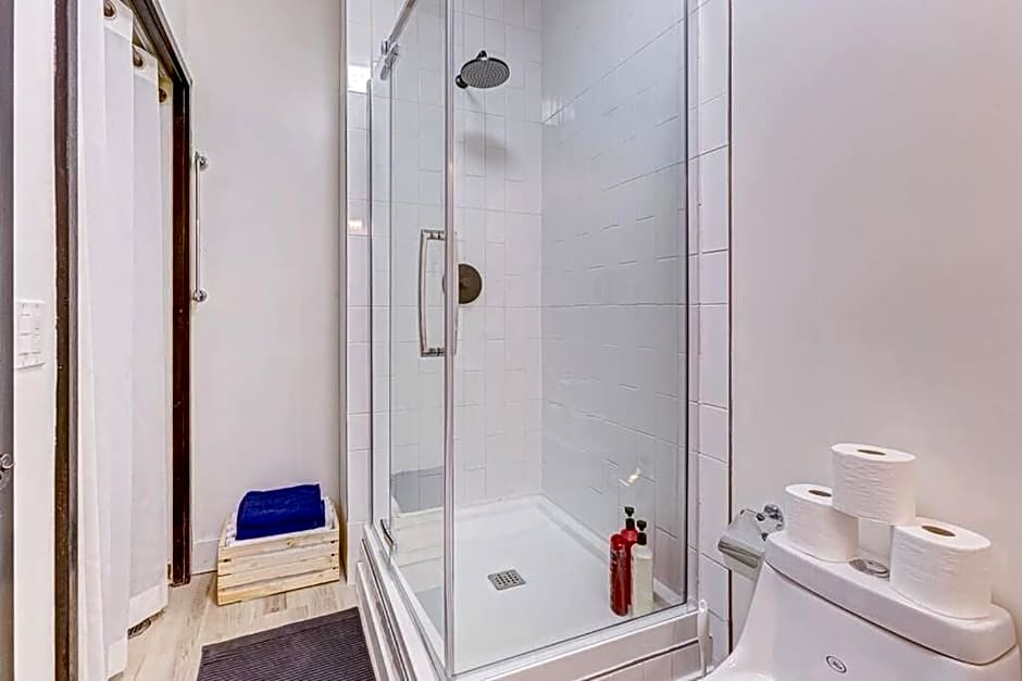 Mountain Retreat, Pool & Hot Tub, BBQ, Patio, King Bed, Sleeps 6!