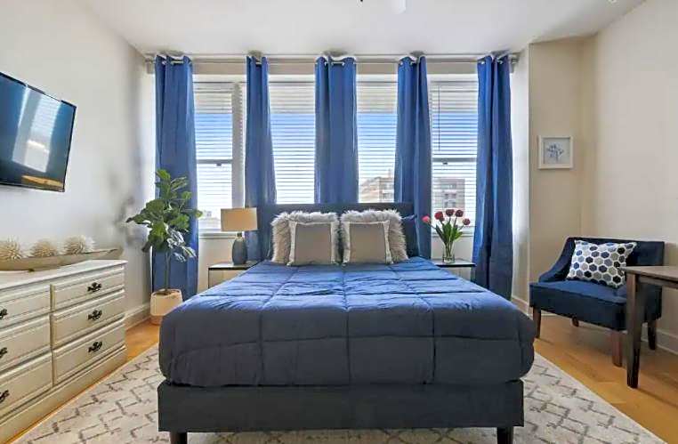 Amazing Condos Beautiful View 2 Blocks To French Quarter, Small Rooftop Pool, Gym, Seanger Theater, Super Dome, And Bourbon St