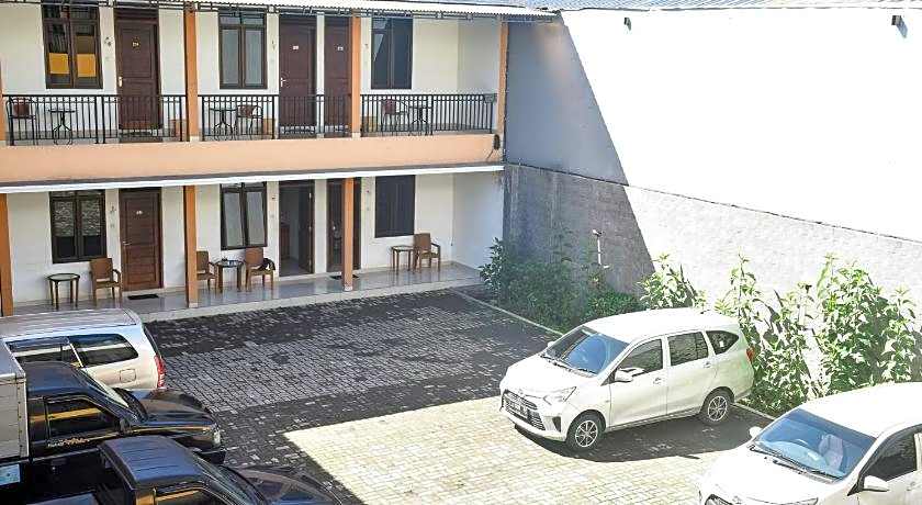 RedDoorz near Alun Alun Wonosobo