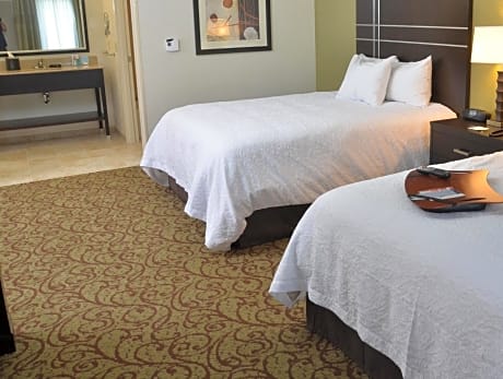 2 Queen Beds Studio Suite Nonsmoking Grab Bars/low Peephole/sofabed/micro/fridge Free Wi-fi/37in Hdt