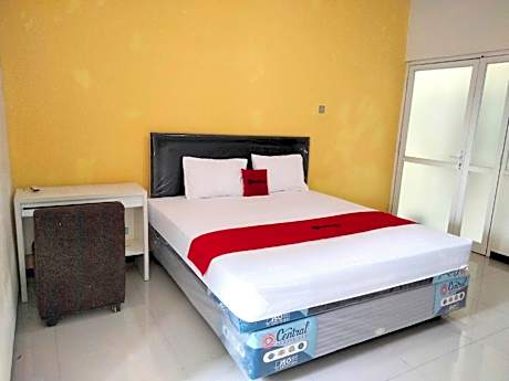 RedDoorz near Exit Tol Krapyak Semarang 3