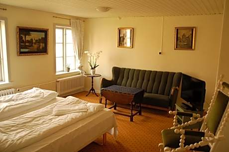 Quadruple Room with Shared Bathroom