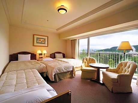 Luxury Twin Room with Two Extra Bed and Garden View - Non-Smoking