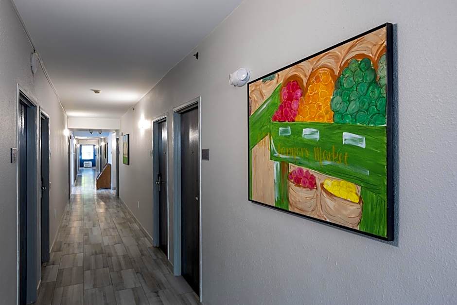 Rodeway Inn & Suites near Outlet Mall - Asheville