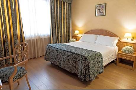 Deluxe Suite with Spa Bath