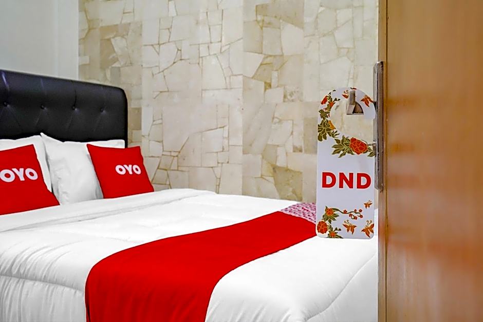 OYO Life 90035 Merci Club