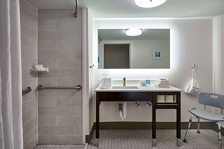 Photo 1 of 1 of 2 Queen Beds, Mobility Accessible, Bathtub