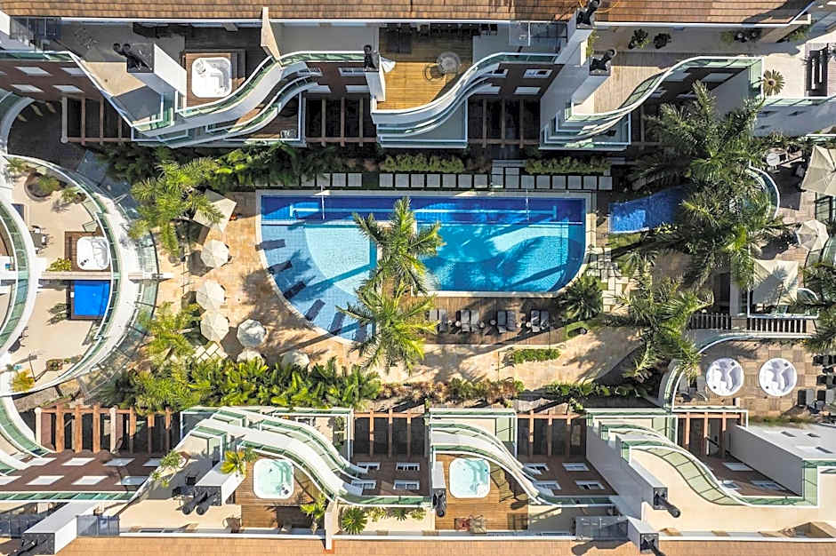 Boulevard 221D - Excelente apartamento em condomínio de luxo no centro de Bombinhas - Piscina - Jacuzzi - Academia - Portaria 24h - (Consultar serviços de roupa de cama e banho)