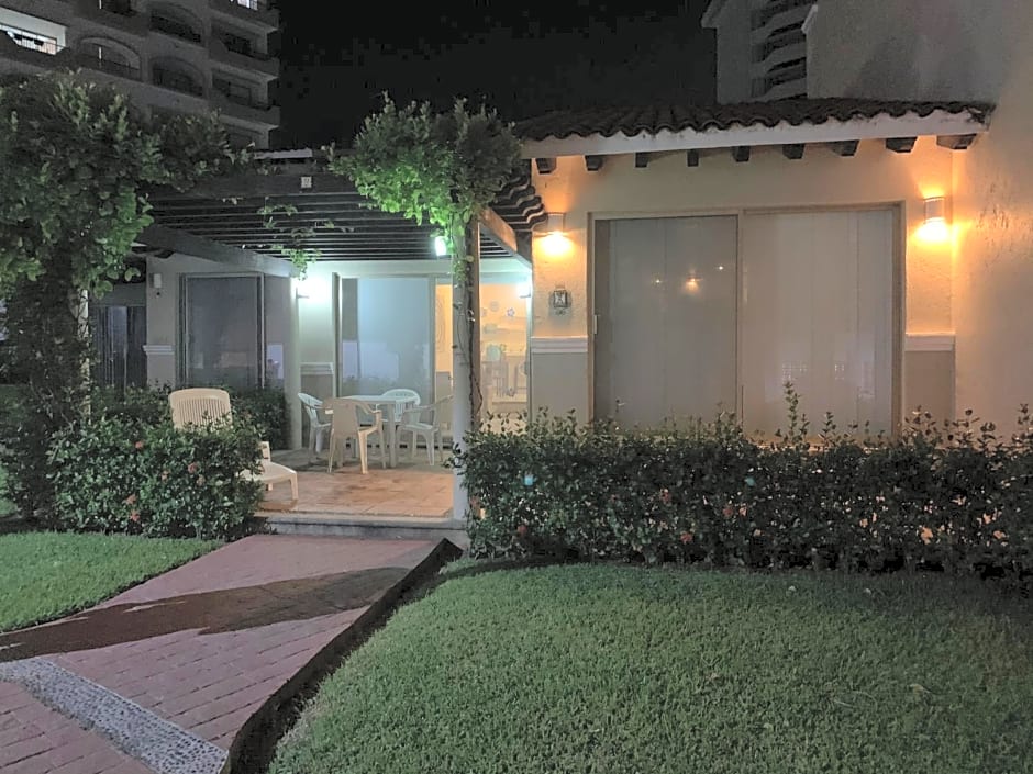 HAB PTa B ÁREA DE VILLAS DENTRO DEL HOTEL Junto al Krystal EN IXTAPA WIFI 2A 1M Con playa