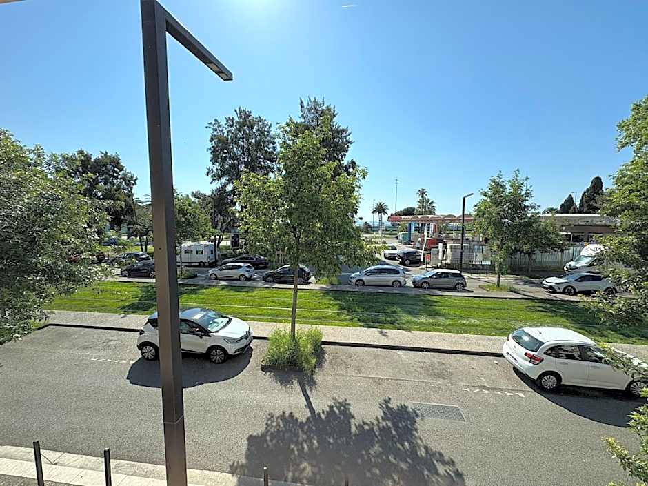 STUDIO CASSIN - next to tramway line 2 near airport