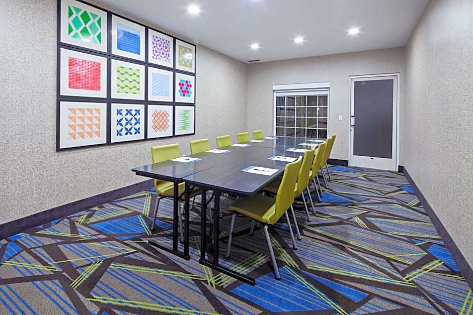 Holiday Inn Express and Suites Tulare By IHG