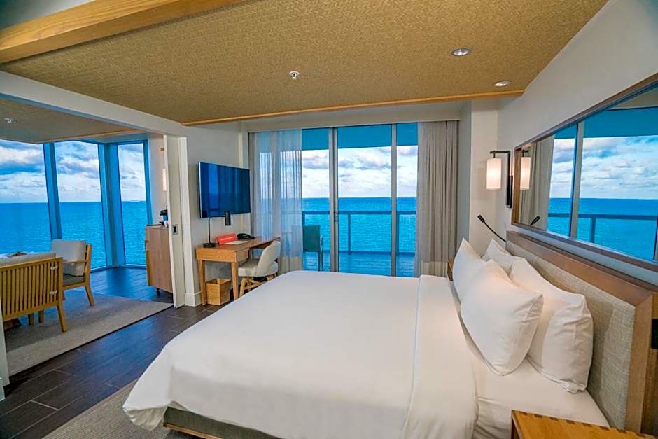Photo 1 of 6 of 1 Bedroom 1 King Bed Suite, Ocean front, Balcony