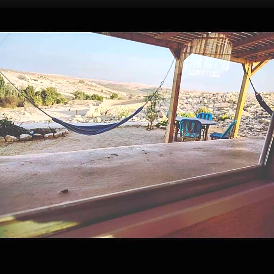 המצפה-אירוח מדברי בעזוז