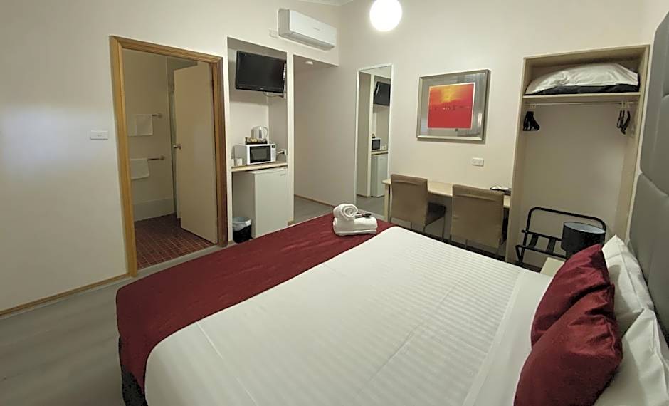 Photo 1 of 4 of Deluxe 1 Queen Bed