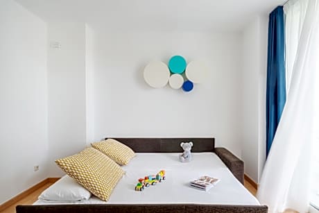 2 BEDROOMS SUPERIOR APT 5 ADULTS