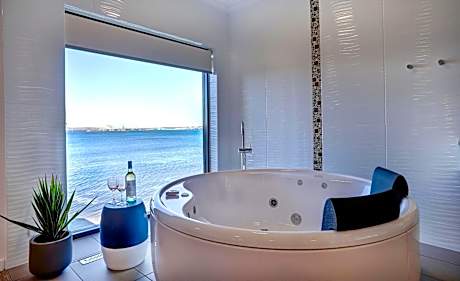 Studio with Spa Bath