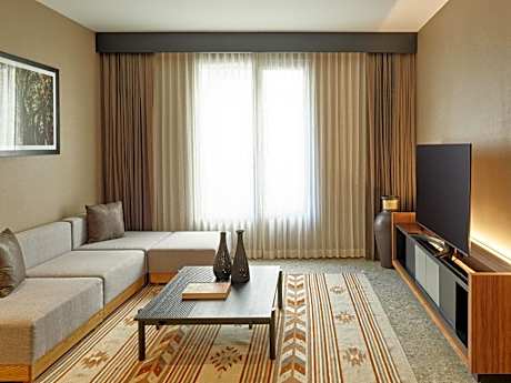 Master Suite, 1 King