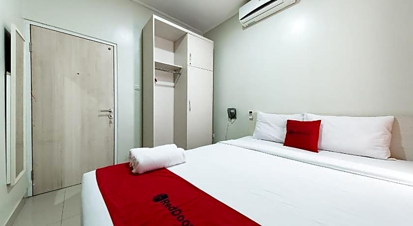 RedDoorz near Pasar Baru Bandung