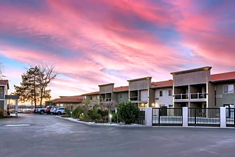Best Western PLUS Lake Front Hotel