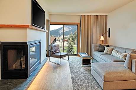 1 Bedroom Suite, 1 King, Sofa Bed, Urban View, Fireplace