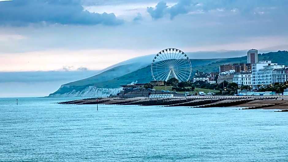 OYO Marine Parade Hotel, Eastbourne Pier