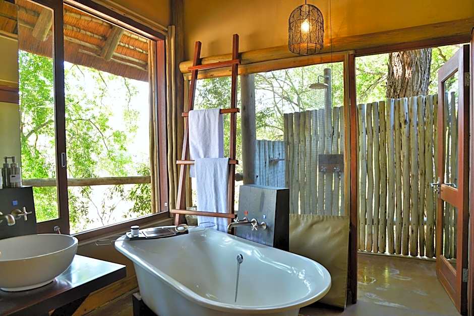 Rhino Post Safari Lodge