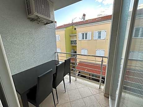 Dua Al Mar with Parking and Balcony