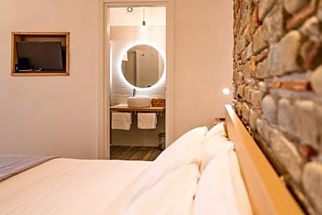 Deluxe Double Room with Side Sea View