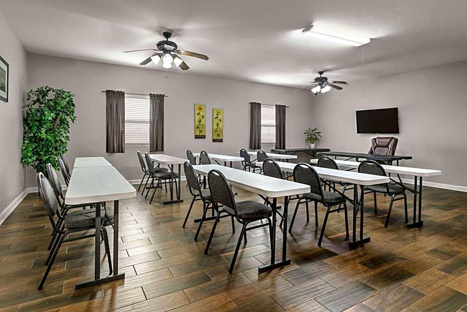 Days Inn & Suites by Wyndham Cabot