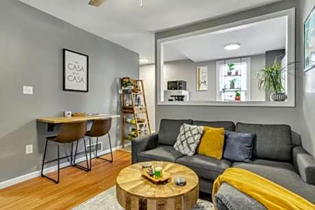 Studio near Arsenal Park l Street Parking