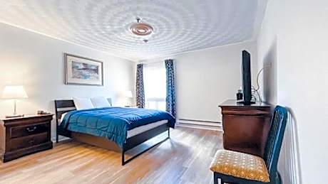 Standard Queen Bedroom