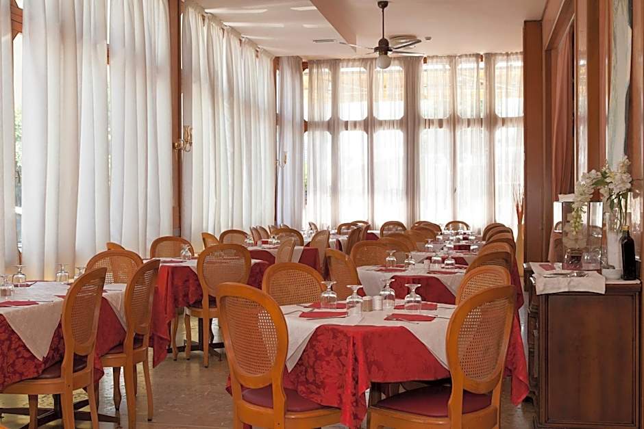 Hotel AMALFI & Restaurant Karaoke Bar