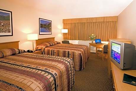 Woodlands Inn & Suites