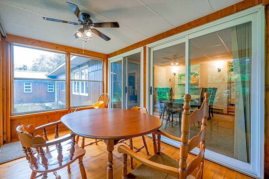 Cozy Pet Friendly Getaway W Fireplace