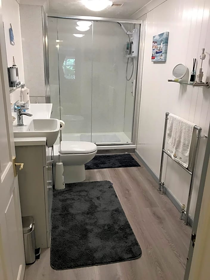 Luxury 3 bedded room with sea peeps and parking