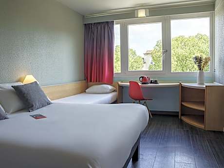 Standard Room with one double bed and one single bed