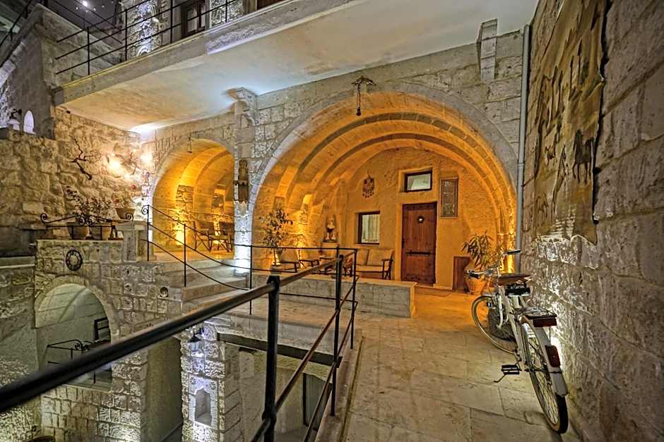 Risus Cave Suites