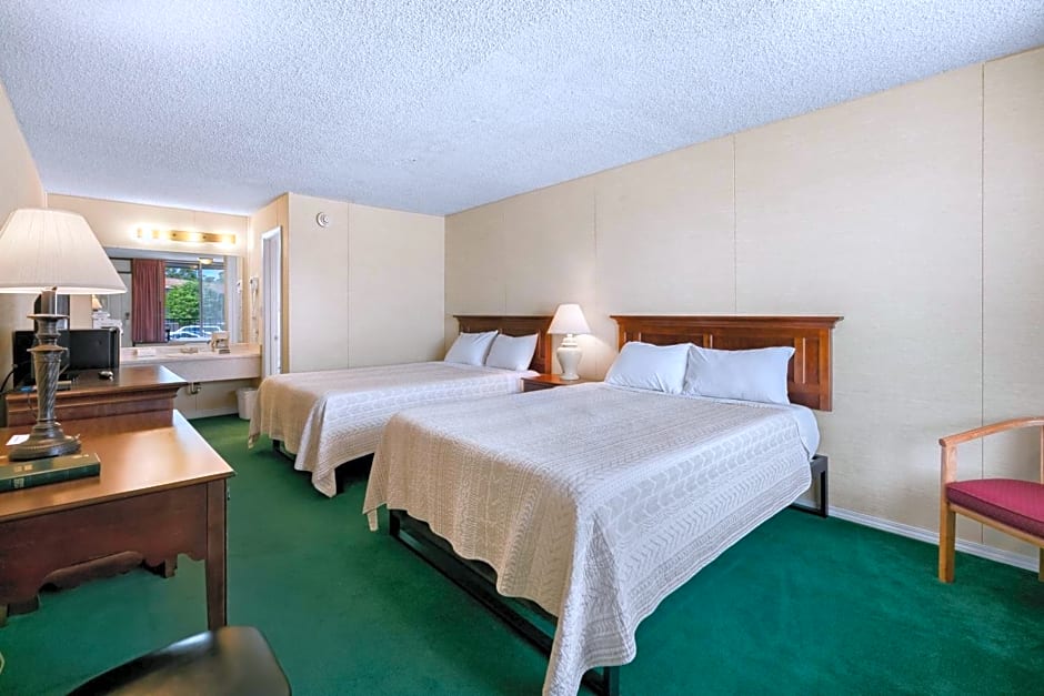 Candlewick Inn and Suites