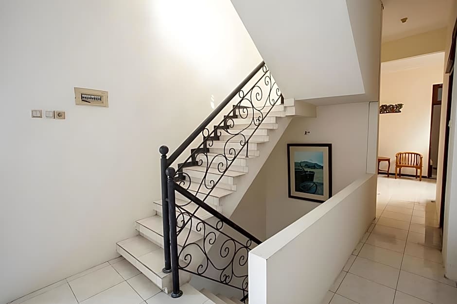 RedDoorz @ Raya Ngagel 2