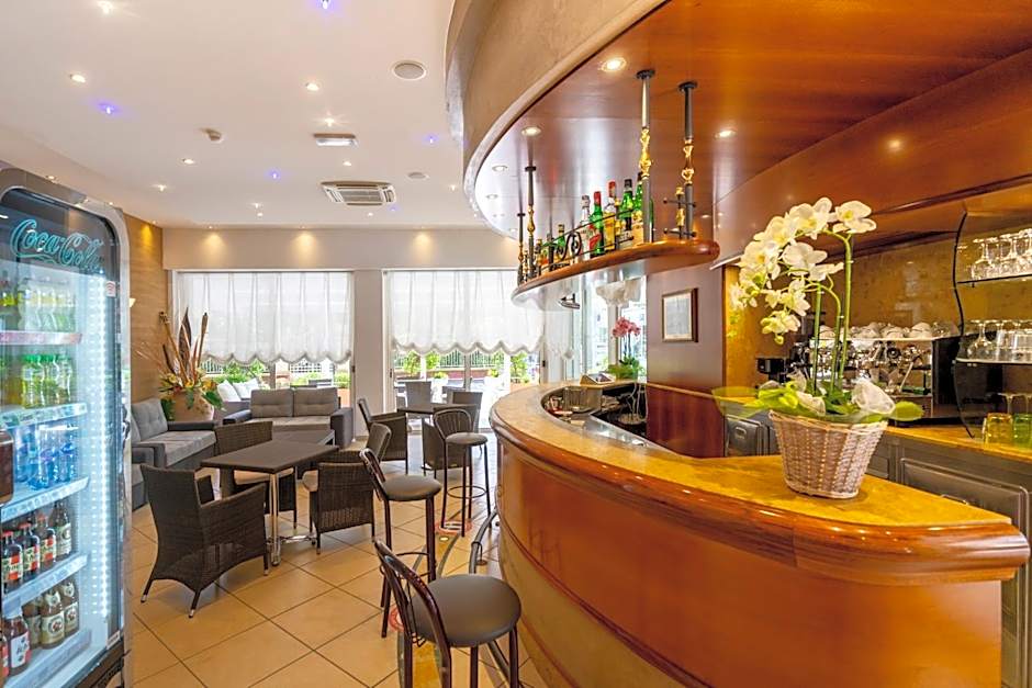 Hotel Mocambo Riccione CENTRALISSIMO AL MARE