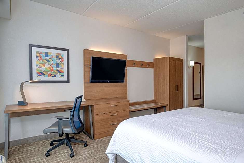 Holiday Inn Express Hotel & Suites Ottawa Airport By IHG