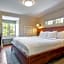 Oakhurst Inn at the University