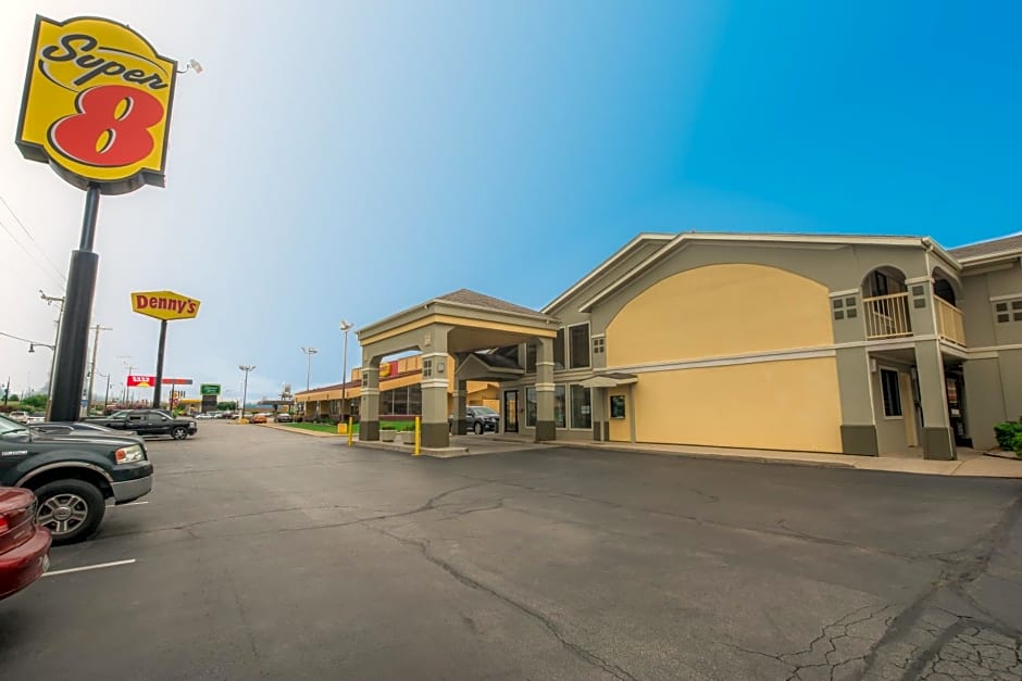 Super 8 by Wyndham Oklahoma Airport Fairgrounds West