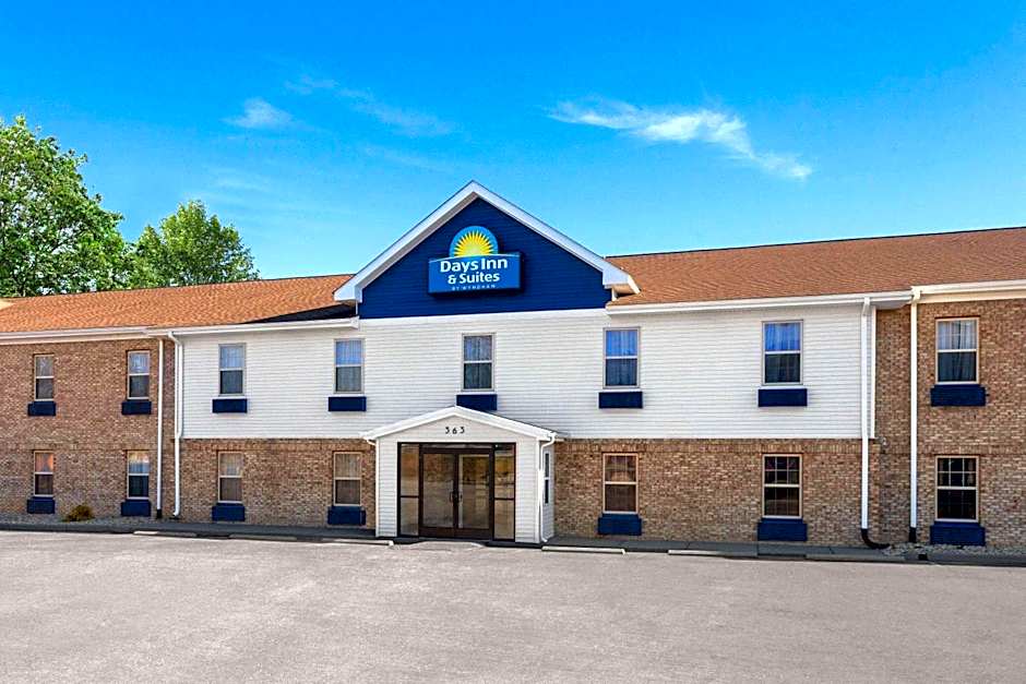 Days Inn & Suites by Wyndham Sellersburg
