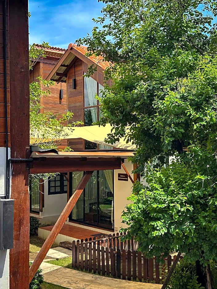 Baanrongmai Canal Front Cafe & Homestay 